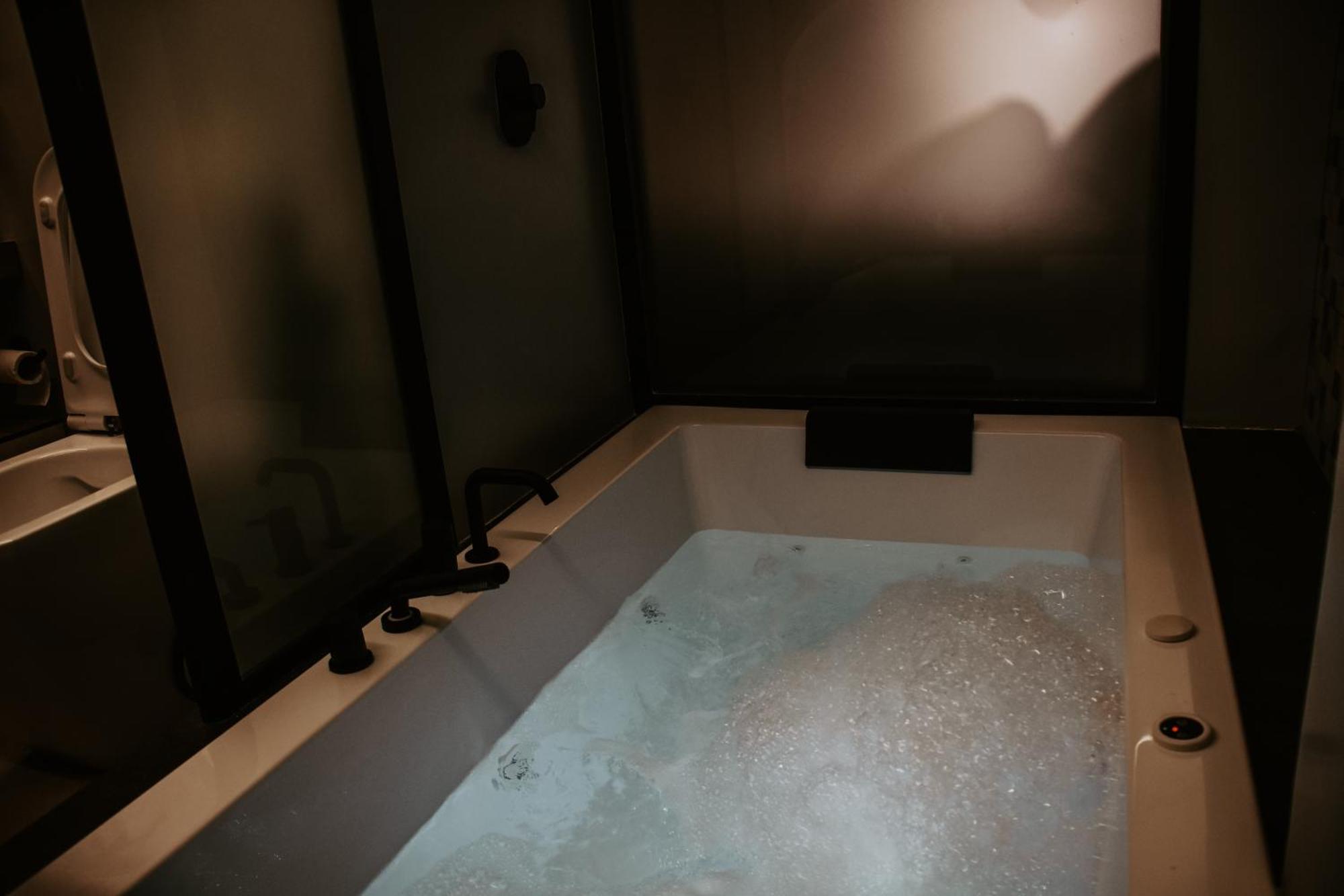 Dislocati Bnb - Jacuzzi Privata - Cucina - Tv60" - Minimal Luxury Marigliano Exteriér fotografie