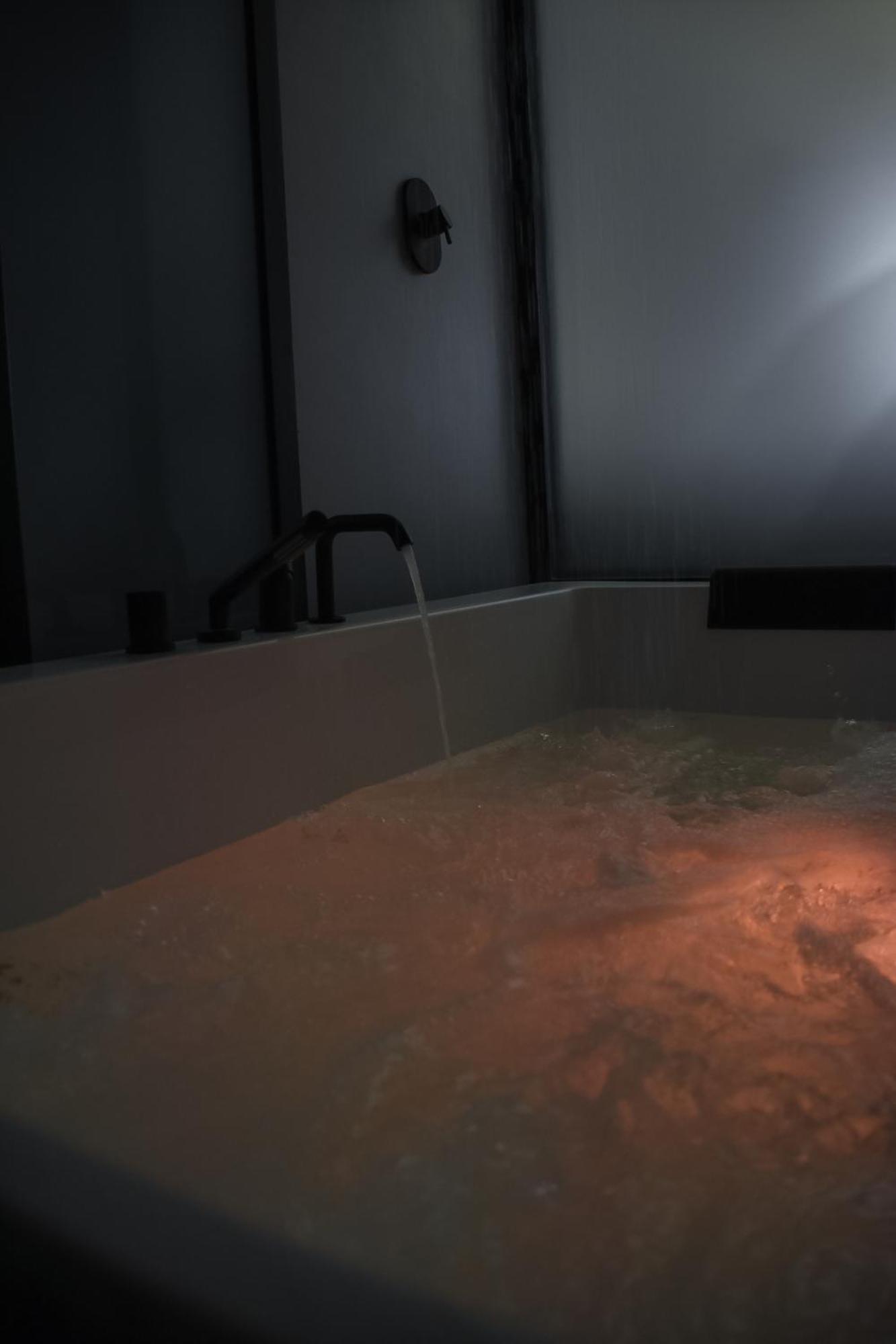 Dislocati Bnb - Jacuzzi Privata - Cucina - Tv60" - Minimal Luxury Marigliano Exteriér fotografie